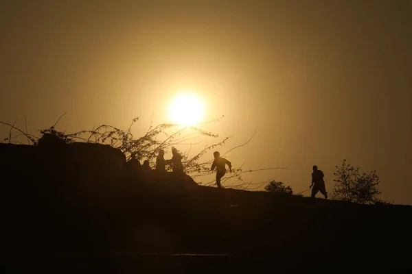 Silhouetten Van Mensen Heuvel — Stockfoto