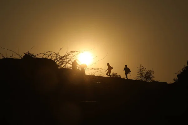 Silhouetten Van Mensen Heuvel — Stockfoto