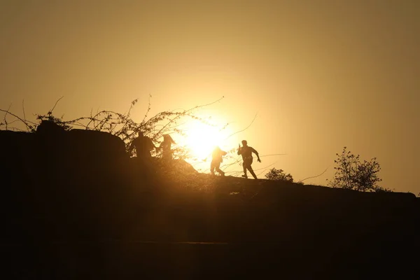 Silhouetten Van Mensen Heuvel — Stockfoto