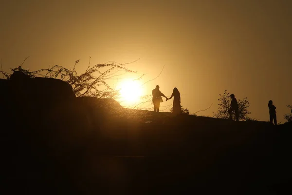 Silhouetten Van Mensen Heuvel — Stockfoto