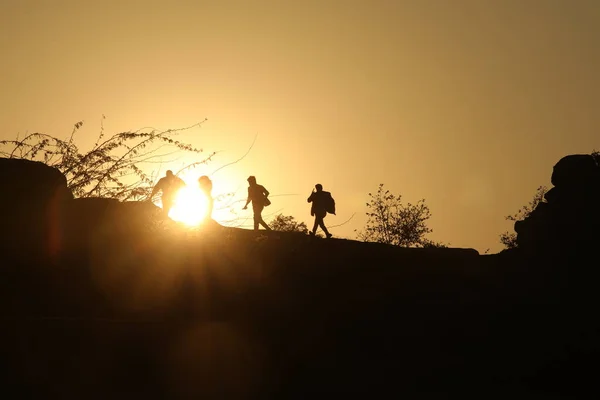 Silhouetten Van Mensen Heuvel — Stockfoto