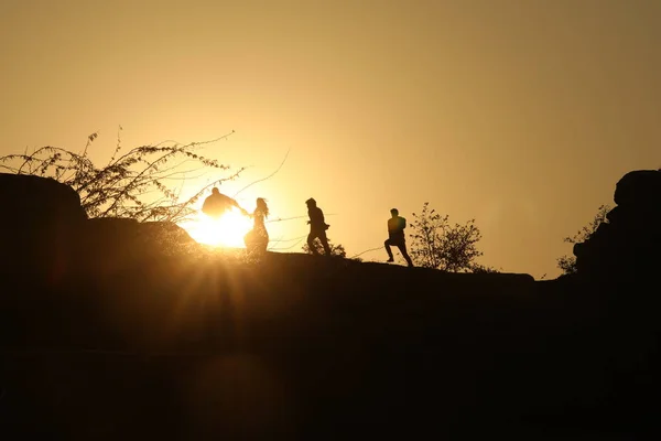 Silhouetten Van Mensen Heuvel — Stockfoto