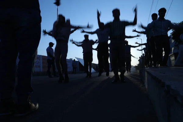 Silhueta Bailarinos Uma Estrada — Fotografia de Stock