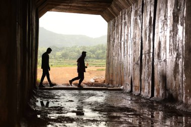 Köprüde çalışan insanların silueti