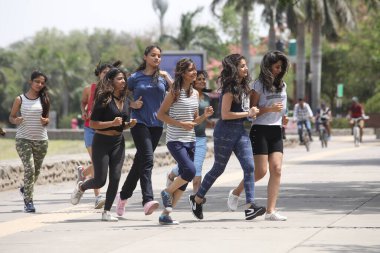 Hyderabad Hindistan 'da sabah koşan Kadın Çalışanlar 25 Mart 2021