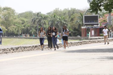 Hyderabad Hindistan 'da sabah koşan Kadın Çalışanlar 25 Mart 2021