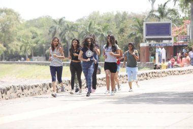 Hyderabad Hindistan 'da sabah koşan Kadın Çalışanlar 25 Mart 2021