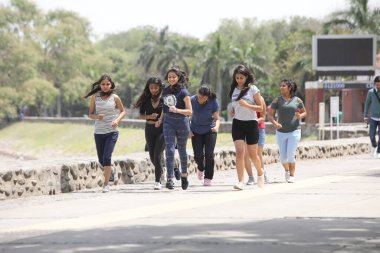 Hyderabad Hindistan 'da sabah koşan Kadın Çalışanlar 25 Mart 2021