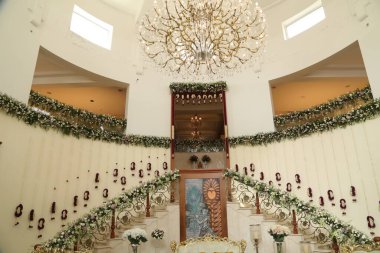 Çiçek dekorasyonu çalışıyor