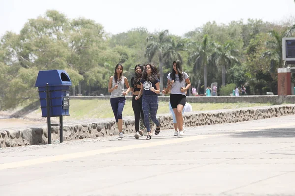女性社員がハイデラバードでジョギングインド2021年3月25日 — ストック写真