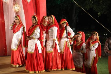 Hintli Dansçılar Hyderabad kılığında Hindistan 25 Mart 2021