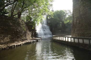 Duvara su damlıyor.