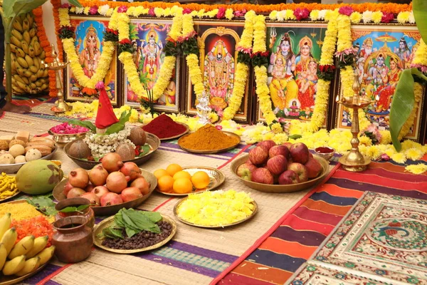 Tradycyjny Hinduski Układ Modlitewny — Zdjęcie stockowe