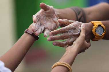 Aşıklar ellerini sabunla yıkarken