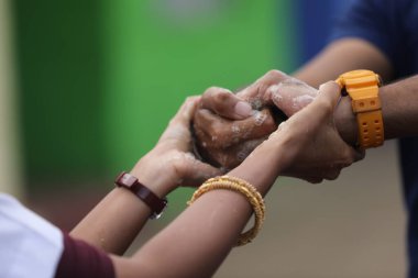 Aşıklar ellerini sabunla yıkarken