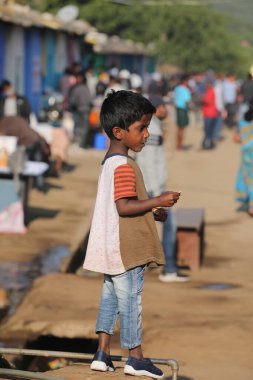 Hintli Çocuklar Hyderabad Hindistan 'ı izliyor 25 Nisan 2021