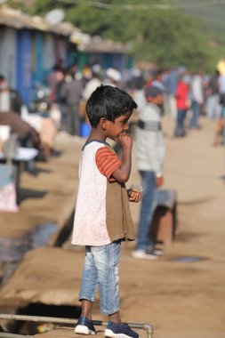 Hintli Çocuklar Hyderabad Hindistan 'ı izliyor 25 Nisan 2021