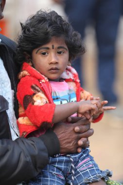 Zavallı çocuk ve babası Hyderabad Hindistan 25 Nisan 2021