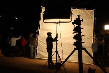 Işıklı hafif adam silueti