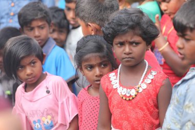 Hintli Çocuklar Hindistan 'da 25 Nisan 2021' i izliyor.