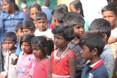 Hintli Çocuklar Hindistan 'da 25 Nisan 2021' i izliyor.