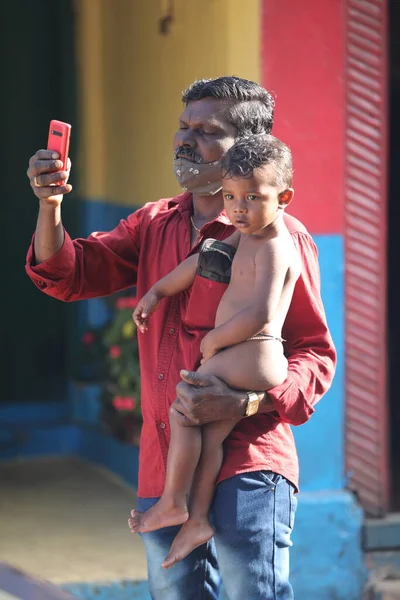 Poor Kid Father Hyderabad India 25Th April 2021 — Stock Photo, Image