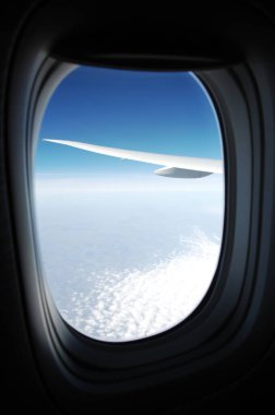 Uçuş penceresinden bulutların hava görüntüsü