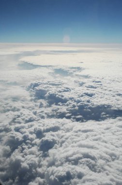 Uçuş penceresinden bulutların hava görüntüsü