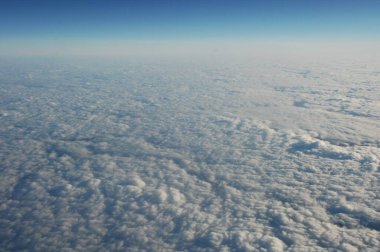 Uçuş penceresinden bulutların hava görüntüsü