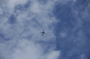 Dünya 'ya Yakın Uçan Uçak