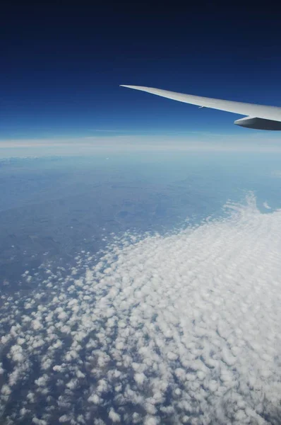 フライトウィンドウを介して雲の空中ビュー — ストック写真