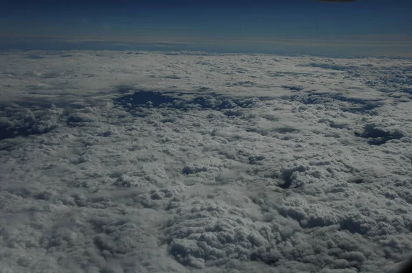 フライトウィンドウを介して雲の空中ビュー — ストック写真