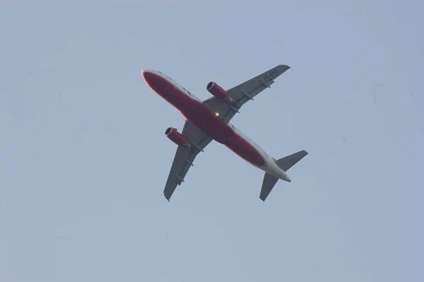 地球に近い航空機 — ストック写真