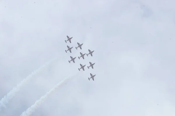 Aviones Que Vuelan Cerca Tierra —  Fotos de Stock