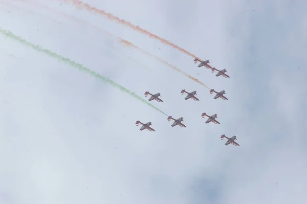 Aviones Que Vuelan Cerca Tierra — Foto de Stock