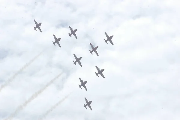 Aviones Que Vuelan Cerca Tierra — Foto de Stock