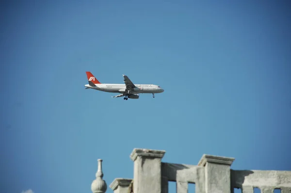 Aeronaves Voando Perto Terra — Fotografia de Stock