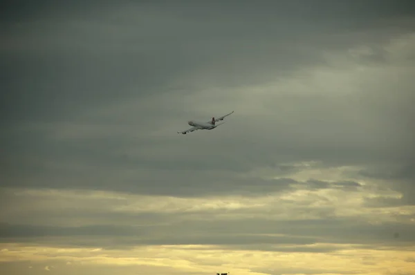 Aéronefs Volant Près Terre — Photo