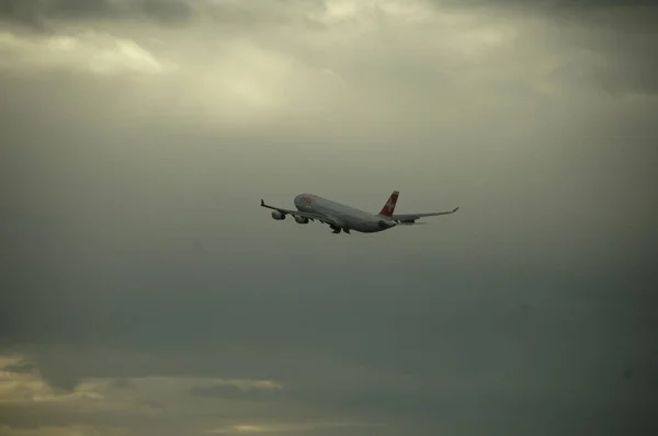 地球に近い航空機 — ストック写真