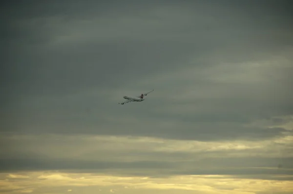 Aeronaves Voando Perto Terra — Fotografia de Stock