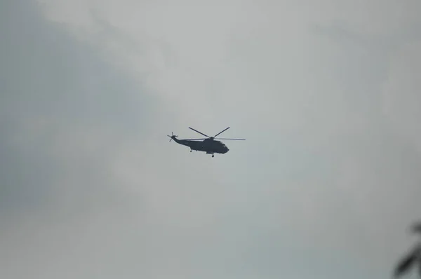 Helicóptero Volando Cerca Tierra —  Fotos de Stock