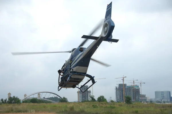 Helikopter Repül Föld Közelében — Stock Fotó