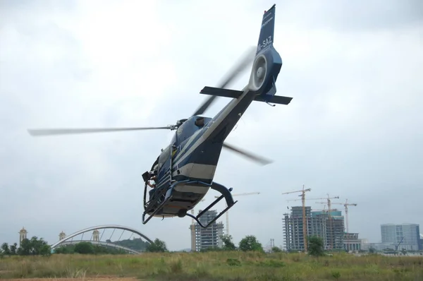 Helicóptero Voando Perto Terra — Fotografia de Stock