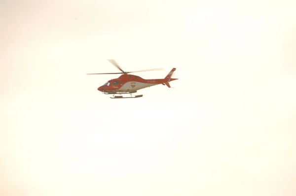Helicóptero Voando Perto Terra — Fotografia de Stock