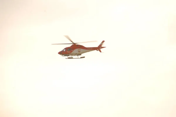 Hélicoptère Volant Près Terre — Photo