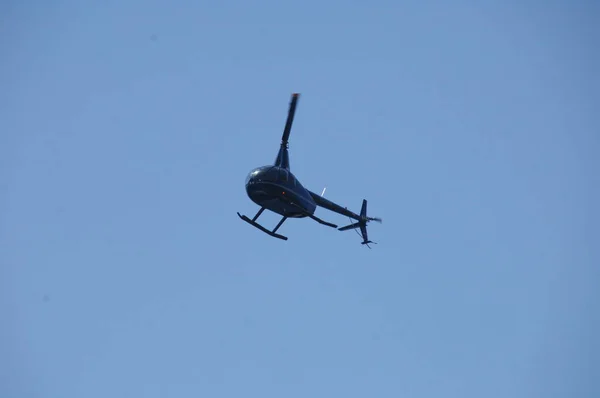 Helicóptero Volando Cerca Tierra — Foto de Stock