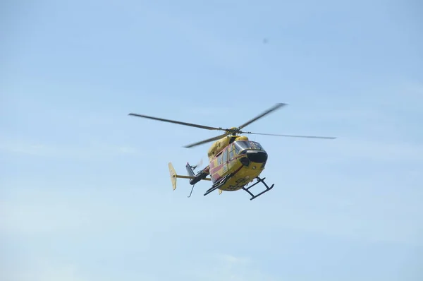 Helicóptero Volando Cerca Tierra —  Fotos de Stock