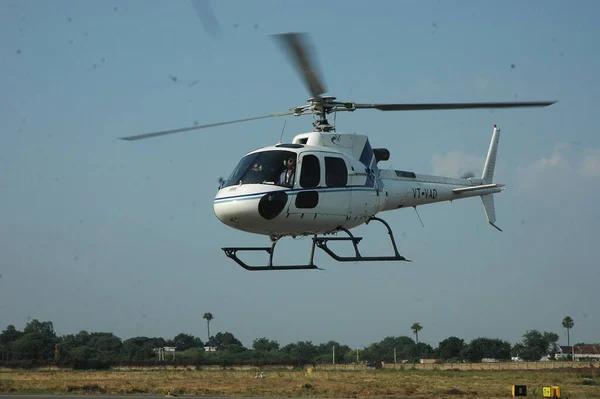 Helicóptero Volando Cerca Tierra — Foto de Stock