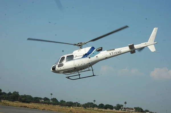 Helicóptero Volando Cerca Tierra — Foto de Stock