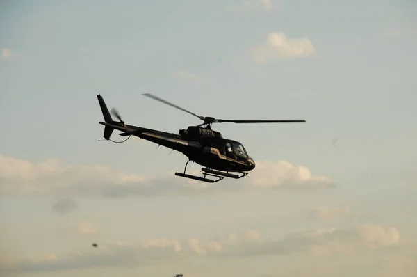 Helicóptero Volando Cerca Tierra —  Fotos de Stock